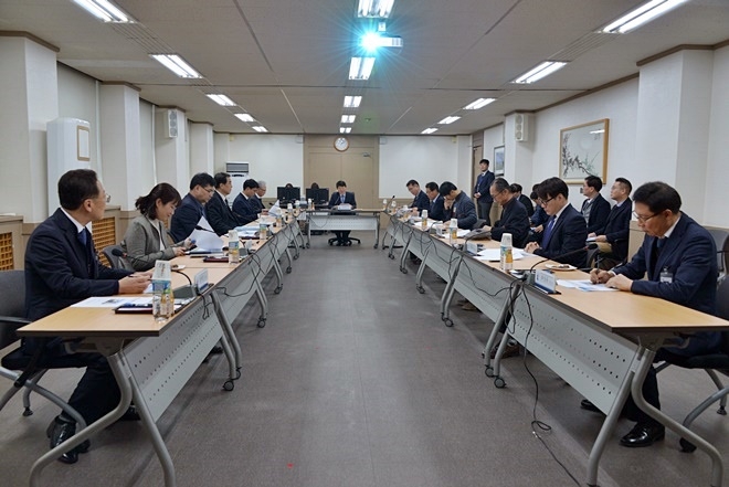 한국토지주택공사로부터 신청사가 위치할 대구연호 공공주택지구의 지구계획안에 대해 설명을 청취하고, 이에 대해 의견을 교환하고 있다. (사진제공=대구고법)