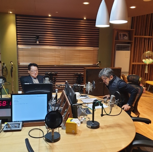 김종배의 시선집중, 무릎탁 도사에 출연하고 있는 박지원 의원.(사진제공=박지원의원실)