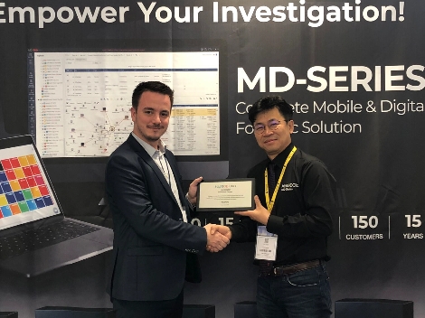 한컴지엠디 전경복 상무(사진 오른쪽)와 트레시프(TRACIP) 기욤 카푸만(Guillaume KAUFFMANN) CEO가 판매 계약을 체결하고 기념사진을 촬영하고 있다. 사진=한글과컴퓨터