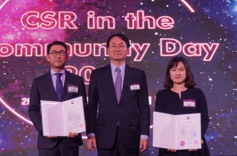 aT는 지난 3일 보건복지부와 한국사회복지협의회(SSN)가 공동으로 주관한 ‘2019 지역사회공헌 인정의 날’ 행사에서 보건복지부 장관 표창을 수상했다. 사진=aT