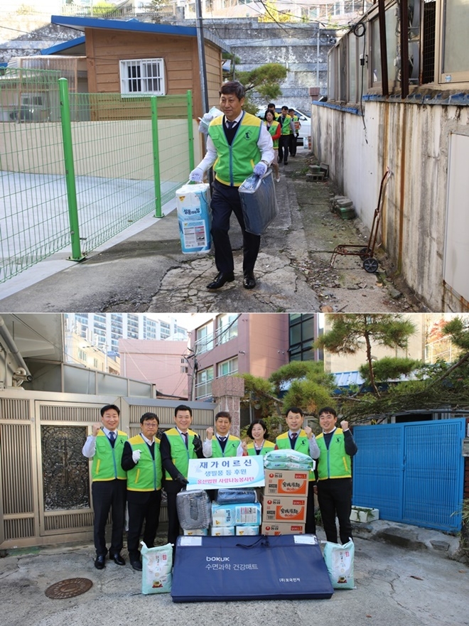 구남수 법원장이 후원물품을 배달하고 함께 참여한 단원들과 기념촬영.(사진제공=울산지방법원)