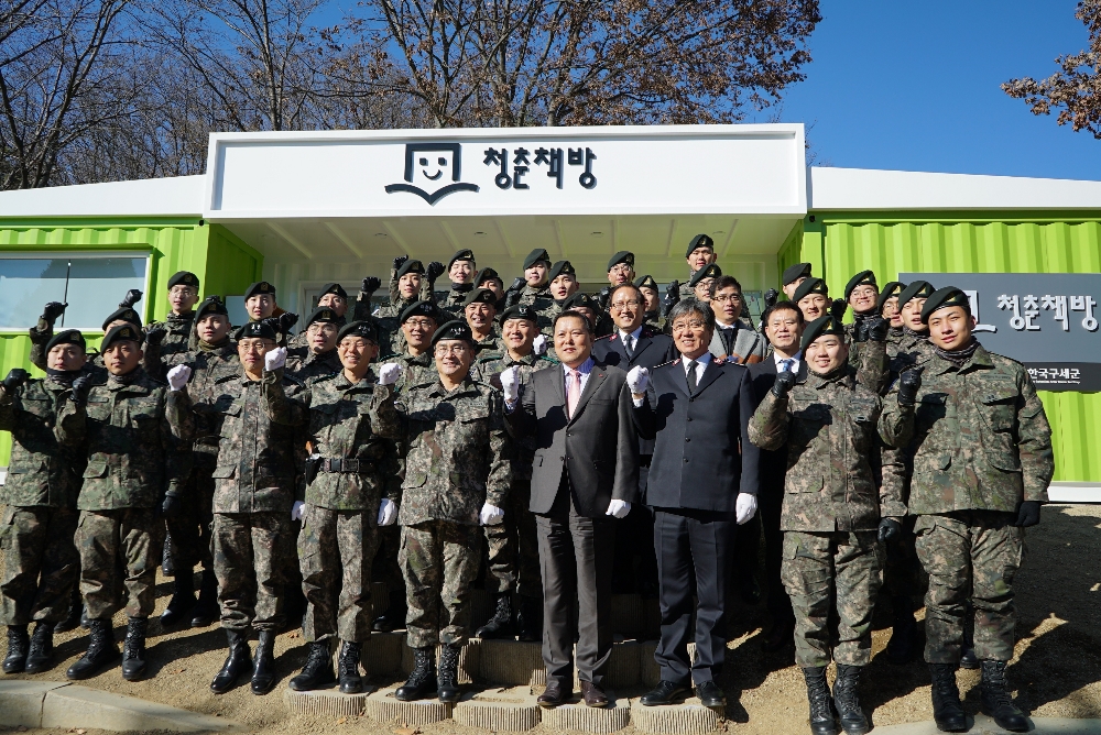 롯데지주는 5일, 경기도 연천 28사단 273포병대대에서 청춘책방 오픈식을 개최했다. 오픈식에 참석한 육군 및 롯데 관계자들이 기념사진을 찍고 있다. 첫 줄 왼쪽에서 세번째부터 여운태 육군본부 인사참모부장, 박양동 6군단장, 서욱 육군참모총장, 롯데지주 대표이사 황각규 부회장, 장만희 한국구세군 서기장관. (사진=롯데)