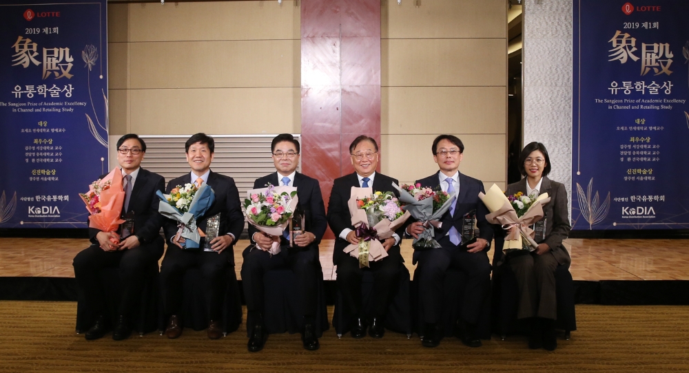 한국유통학회는 6일 잠실 롯데호텔월드에서 신격호 롯데 명예회장의 업적을 기려 제정된 ‘ ‘상전(象殿) 유통학술상’의 제 1회 시상식을 진행했다. (왼쪽부터) 정환 건국대학교 교수, 김주영 서강대학교 교수, 오세조 연세대학교 명예교수, 김익성 한국유통학회 학회장, 전달영 충북대학교 교수, 장주연 박사과정이 상전 유통학술상 수상 후 기념촬영을 하고 있다. (사진=롯데)