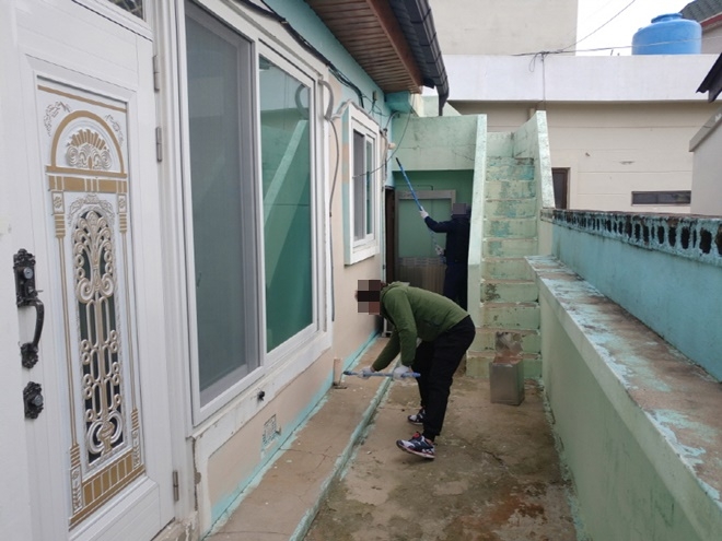 집수리 특기를 가진 사회봉사명령대상자들이 페인트 칠을 하고 있다.(사진제공=부산동부준법지원센터)