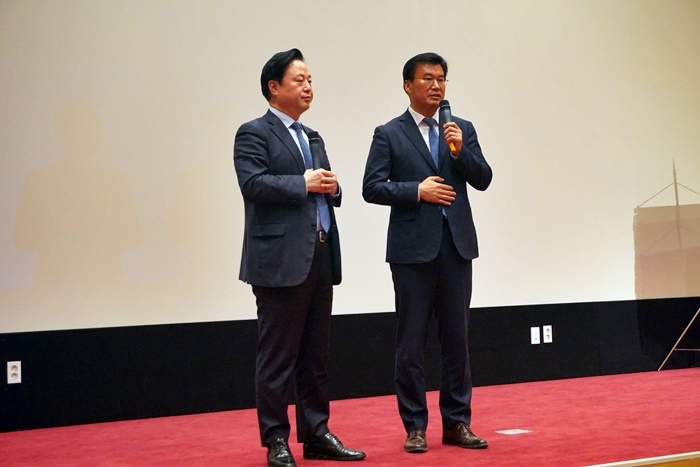 문상모 위원장이 거제로 달려와 강의를 해준 김두관 국회의원에게 감사의 말을 전하고 있다.