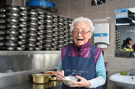 33년째 무료급식소에서 봉사해 온 정희일 할머니(95). 사진=LG