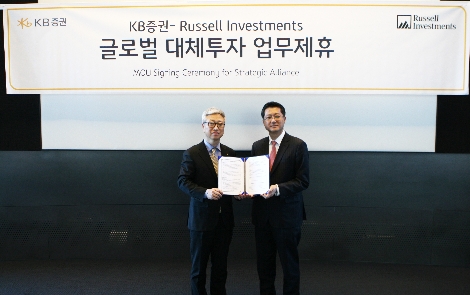 지난 9일 서울 여의도에서 KB증권이 글로벌 자산운용사 Russell Investments와 MOU를 체결하면서 KB증권 이형일 전무(왼쪽)과 Russell Investments 김유석 대표가 기념사진을 촬영하고 있다. 사진=KB증권