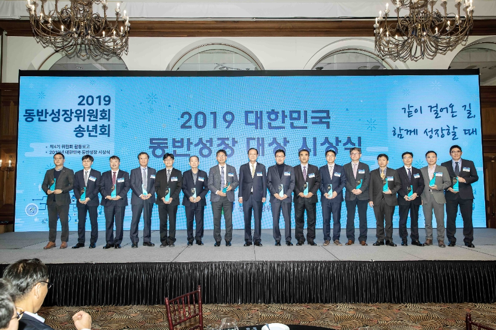 만도 탁일환 사장(왼쪽 4번째)이 동반성장 대상 시상식 수상자들과 기념 촬영을 하고 있다.(사진=한라그룹)