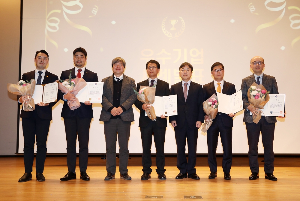 롯데호텔(대표이사 김정환)이 10일 서울시 용산구 국립중앙박물관에서 열린 문화체육관광부 주최, 지역문화진흥원 주관의 ‘2019년 여가친화기업 인증식’에서 호텔업계 최초로 문화체육관광부 장관상을 받고 동시에 ‘여가친화기업’으로 선정됐다.(사진=롯데호텔)