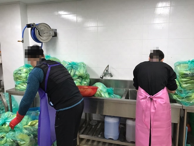 사회봉사대상자들이 김장 작업을 돕고 있다.(사진제공=부산동부준법지원센터)