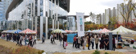 aT는 농가 판로개척 및 신선하고 안전한 농산물 구매처의 소비자 제공을 위한 ‘2020년 농산물 직거래장터 지원사업’ 대상자를 오는 24일까지 모집한다. 사진=aT