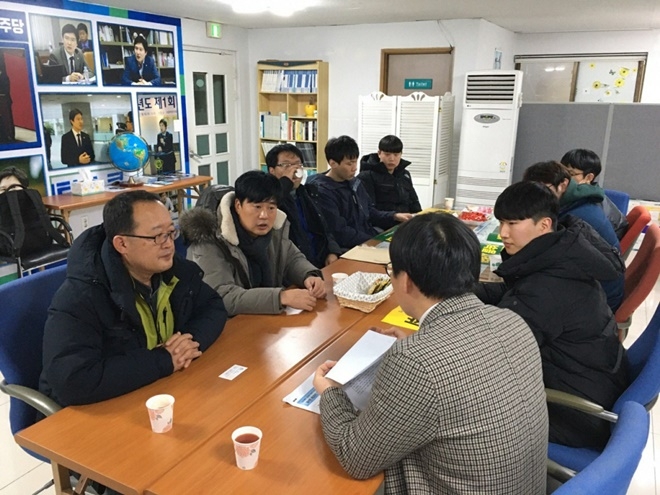 부산대병원 간접고용 비정규직노동자들이 김해영 국회의원 지역사무실에서 면담을 하고 있다.(사진제공=보건의료노조)