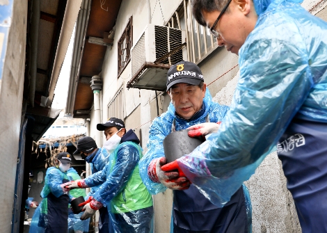 NH투자증권 이강신 수석부사장(오른쪽 두번째)과 임직원 60여명은 13일 영등포 쪽방촌에서 독거 어르신들을 위한 연탄 나눔 봉사활동을 진행했다. 사진=NH투자증권