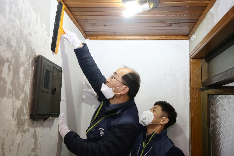 엄광섭 캠코 상임감사가 17일 부산시 남구에서 안전하고 쾌적한 주거환경 개선을 위한 노후주택 개보수 봉사활동을 펼치고 있다. 사진=캠코