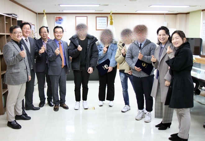 보호관찰대상자에게 원호금을 전달하고 기념촬영.(사진제공=서울준법지원센터)