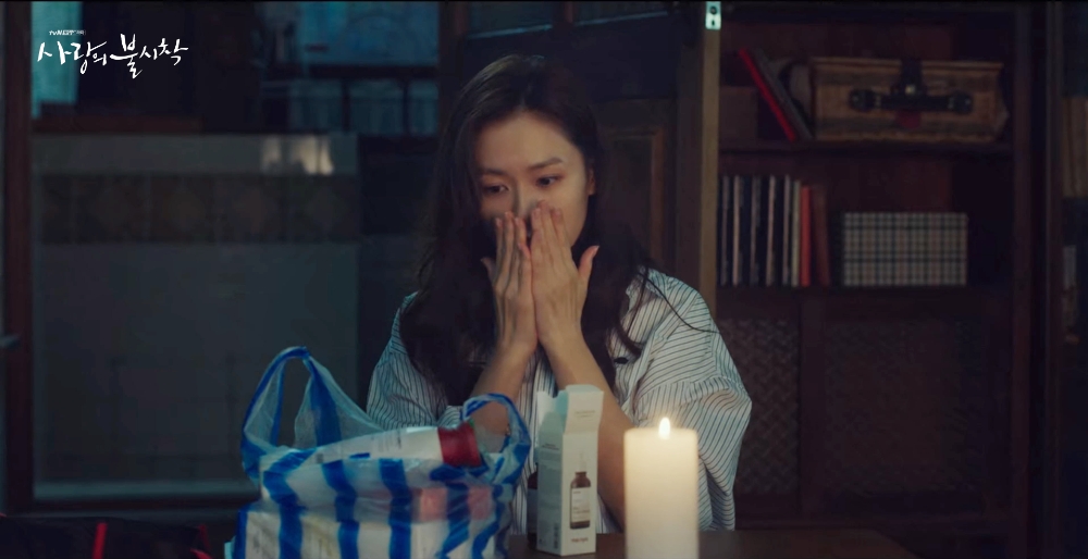 tvN ‘사랑의 불시착’ 리정혁이 윤세리에게 화장품 선물해