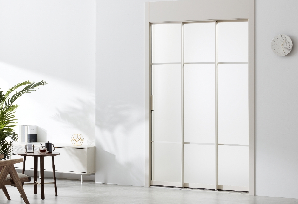 브론즈 유리를 적용한 슬림소프트 3연동 중문’.(사진=한샘)