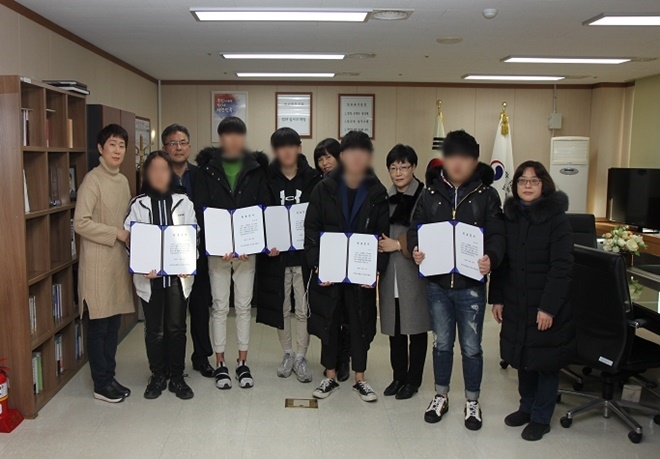 보호관찰대상자에게 원호금을 전달하고 기념촬영.(사진제공=서울준법지원센터)