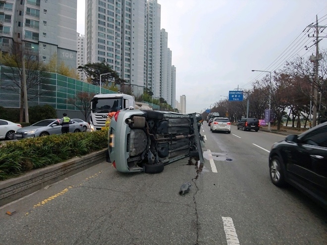 SM5차량이 불상의 이유로 중앙분리대를 넘어 전도.(사진제공=부산경찰청)