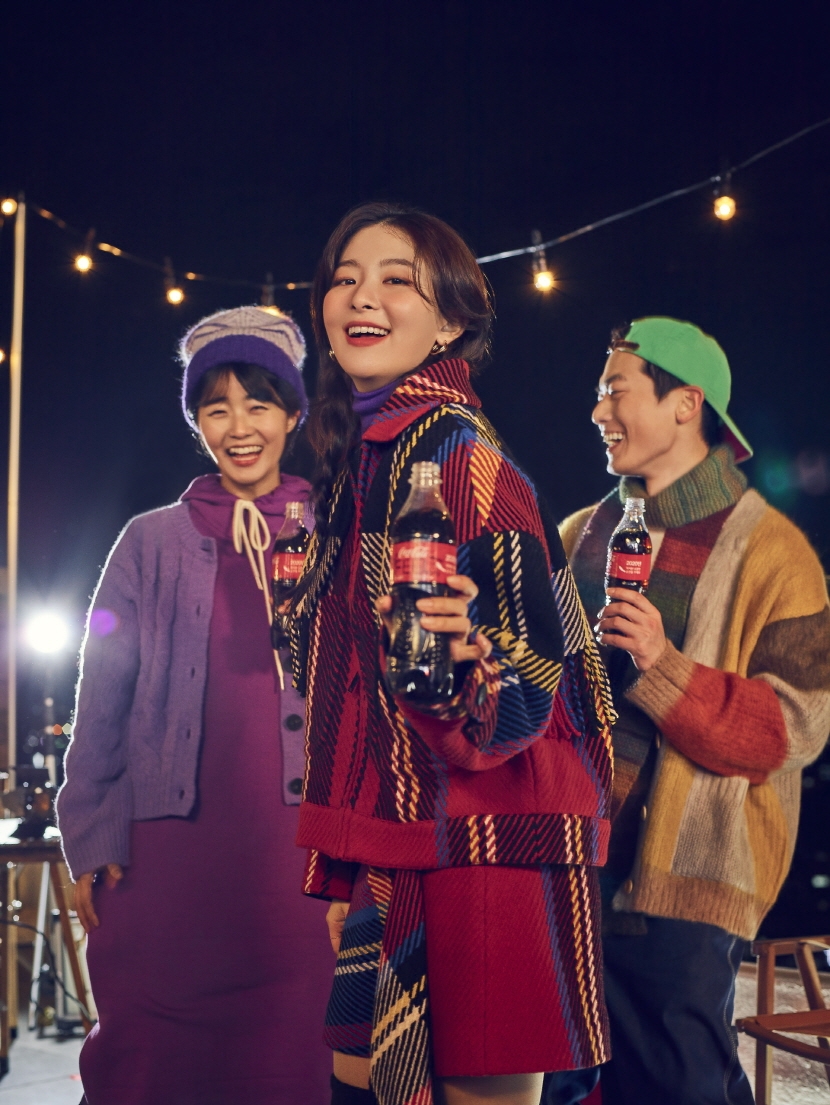 코카-콜라, 박보검X슬기 함께한 새해 광고 촬영현장컷 공개