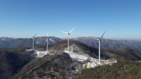 강원도 태백시 하사미동 일원에 조성 중인 태백 귀네미풍력단지 내 8기 풍력발전기가 상업운전에 돌입했다. 사진=남부발전