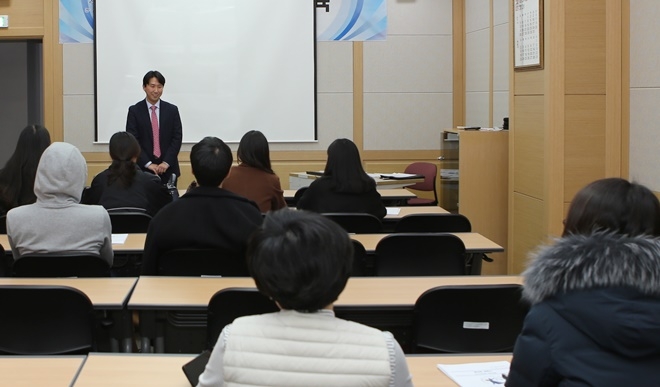 유정우 공보판사가 그림자배심원들과 대화를 나누고 있다.(사진제공=울산지법)