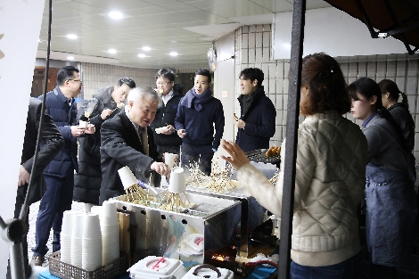 하이투자증권 김경규 사장(왼쪽에서 3번째)이 30일 오전 서울 여의도 본사에서 출근길 임직원들과 함께 붕어빵과 어묵을 나누며 담소를 즐기고 있다. 사진=하이투자증권