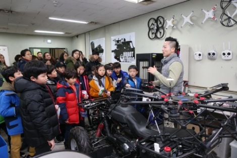 지난 2018년 겨울방학 '연구원 개방의 날' 프로그램에서 로봇 연구실을 견학하는 참가자들. 사진=원자력연구원