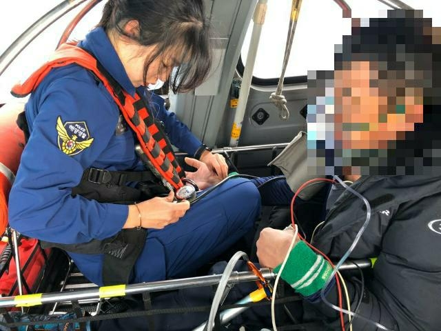 응급환자를 이송하고 있다.(사진제공=울산울산해양경찰서)