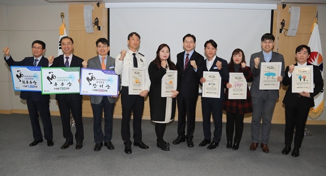 김경수 도지사가 우수지식상과 혁신우수부서 선정자들과 기념촬영.(사진제공=경남도)