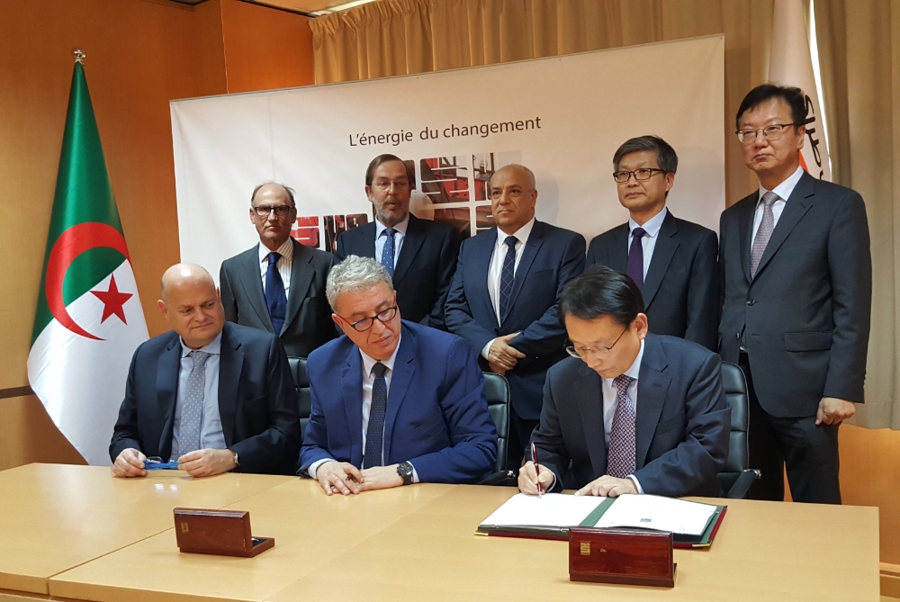 삼성엔지니어링 강문규 프로포잘 담당(앞줄 맨우측)이 계약서에 서명하고 있다. 삼성엔지니어링 최성안 사장(뒷줄 맨우측), 소나트랙 카멜 에딘 치키 사장(뒷줄 좌측에서 세번째), TR 후안 야도 사장(뒷줄 맨좌측)