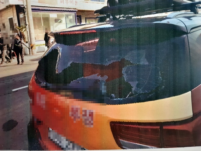 방송차량 유리창 파손.(사진제공=부산경찰청)
