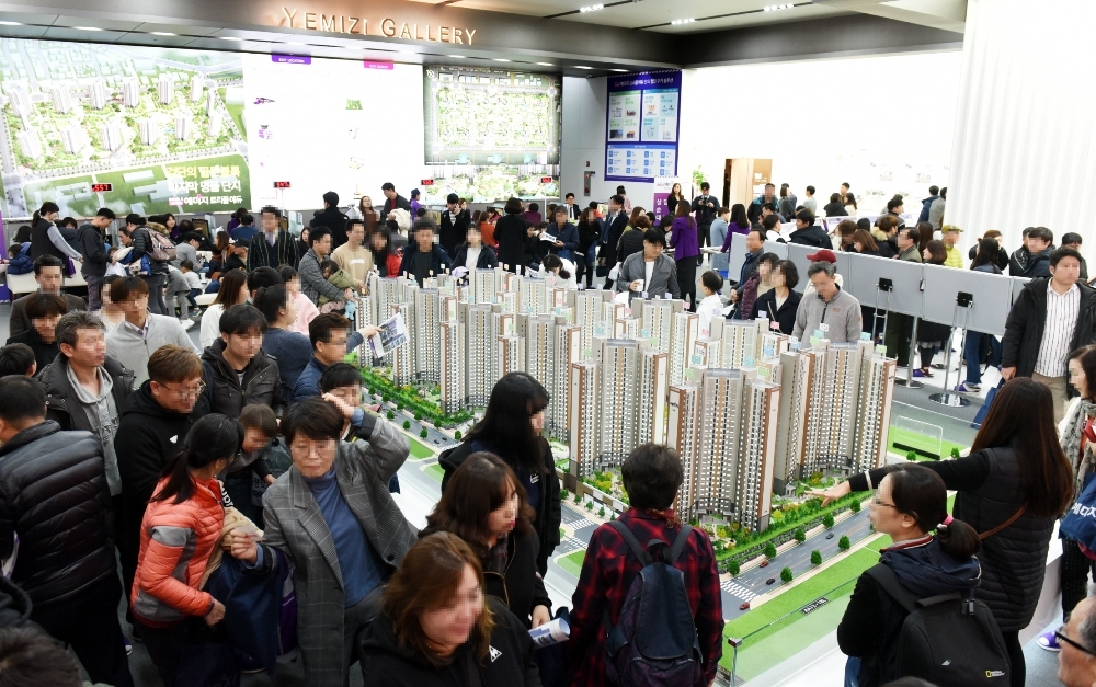 금성백조 '검단신도시 예미지 트리플에듀' 모델하우스에 방문한 인파. (사진= 금성백조)