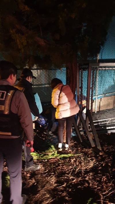 담벼락 철망 아래에 웅크린 채 쓰러져 있던 할머니를 발견.(사진제공=경남경찰청)