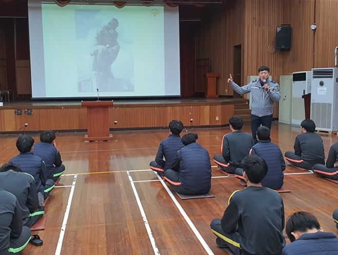 경찰관이 학교폭력의 유형과 사례에 대해 설명하고 있다.(사진제공=서울소년분류심사원)