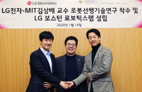 LG전자 CTO 박일평 사장(가운데), MIT 김상배 교수(맨오른쪽), LG전자 로봇선행연구소장 백승민 상무가 지난 14일 LG전자 서초R&D캠퍼스에서 만나 기념촬영을 하고 있다. 사진=LG전자
