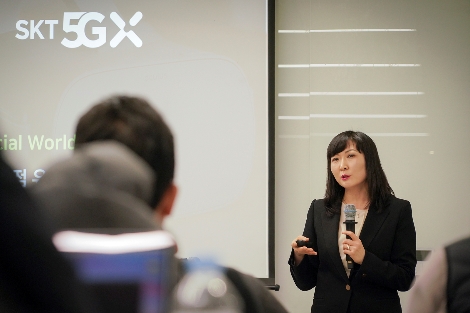 SK텔레콤은 15일 서울 종로구에 위치한 한국 마이크로소프트 본사에서 열리는 엑스박스 개발자행사(‘Xbox Discovery Day’)를 후원하고, 게임개발자들을 대상으로 게임 사업 제휴 모델 및 계획 등을 설명했다고 밝혔다. 사진은 SK텔레콤 전진수 클라우드 게임 사업담당이 Xbox개발자 회의에서 자사 게임 사업 방향을 발표하고 있는 모습. 사진=SK텔레콤