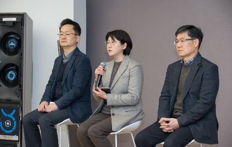 삼성전자가 15일 서울 우면동에 위치한 '삼성전자 서울 R&D캠퍼스'에서 기자간담회를 열고 2020년형 ‘무풍에어컨’과 공기청정기 ‘무풍큐브’를 공개했다. 삼성전자 생활가전사업부 이재환 상무, 유미영 상무, 서형준 마스터가 기자들의 질문에 답변하고 있다. 사진=삼성전자