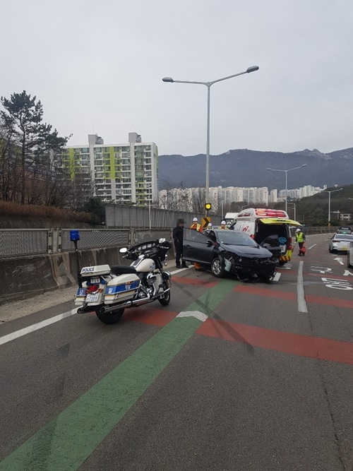 중앙분리대 충격현장.(사진제공=부산경찰청)
