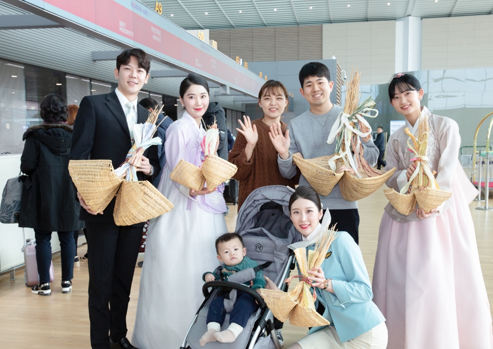 대한항공 객실승무원 등 직원들과 승객들이 인천공항 제2여객터미널 대한항공 카운터에서 기념촬영을 하고 있는 모습