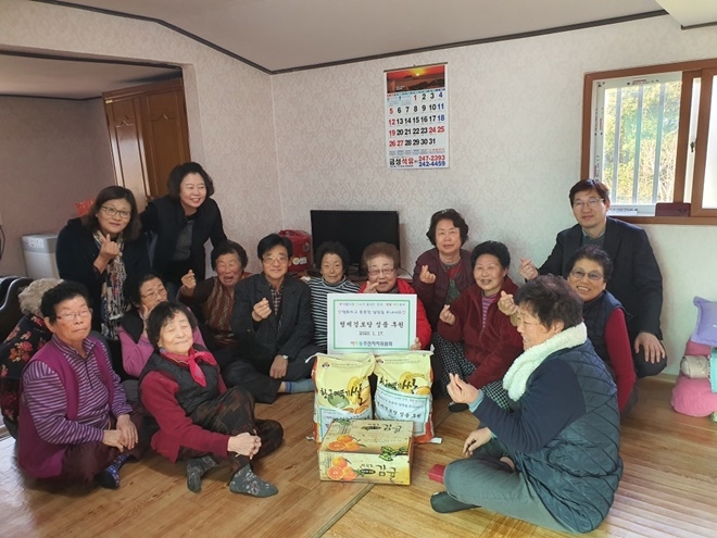 아미동 주민자치위원회 기념촬영.(사진제공=부산서구)