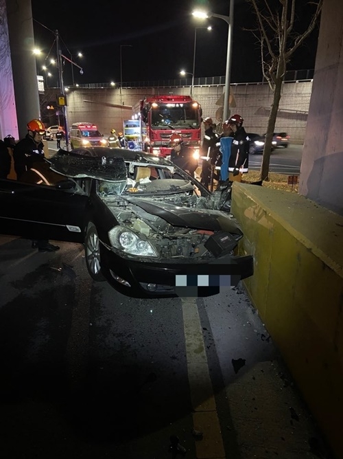 고가도로 교각 충격현장.(사진제공=부산경찰청)