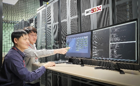 SK텔레콤 연구원들이 5G SA 통신 테스트를 진행하고 있는 모습. 사진=SK텔레콤