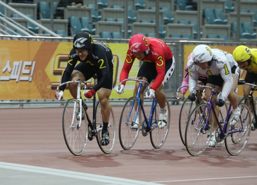 25기 신인들이 선발급 경주에서 활약하고 있다. 1월 19일 광명 5경주에서 25기 신인인 이재림(2번)과 안창진(3번)이 역주하고 있다.(사진=국민체육진흥공단)