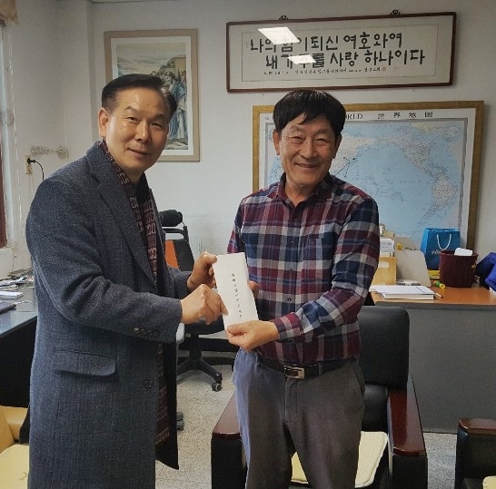 사회복지시설 위문을 하고 기념촬영.(사진제공=대구교도소)