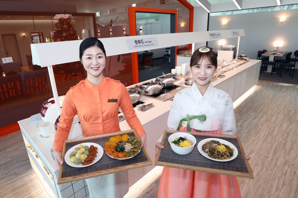 제주항공은 25일과 26일 인천국제공항 내 JJ라운지를 이용하는 고객들에게 설음식인 삼색 떡국과 삼색 나물, 모듬전, 잡채, 불고기, 떡, 약과 등의 메뉴를 선보인다.