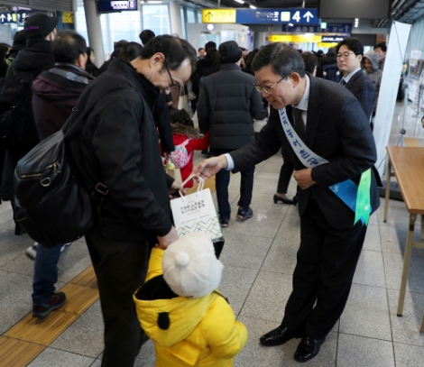 23일 광주송정역에서 권기봉 농지관리 이사가 우리쌀로 만든 떡과 리플렛을 귀성객에게 나눠주며 농지연금 가입을 권유하고 있다. 사진=농어촌공사