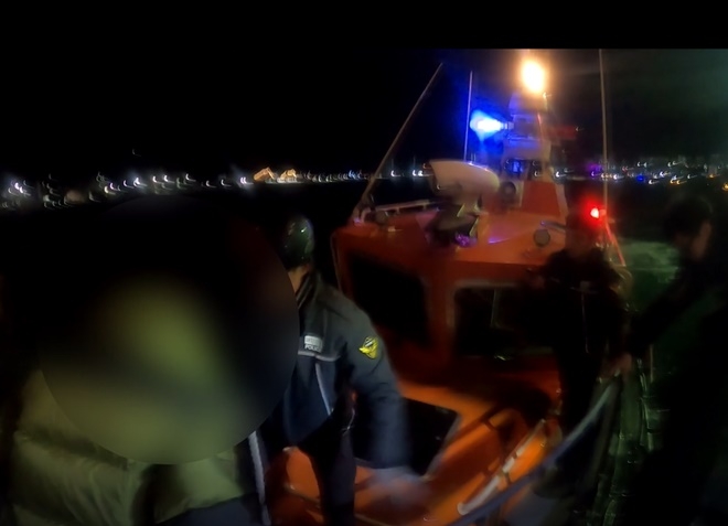 응급환자를 긴급이송하고 있다.(사진제공=부산해양경찰서)