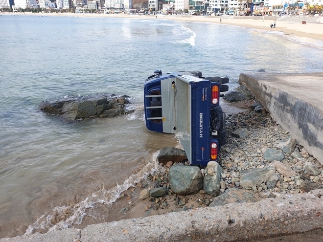 차량이 미끄러지면서 좌전도.(사진제공=부산경찰청)