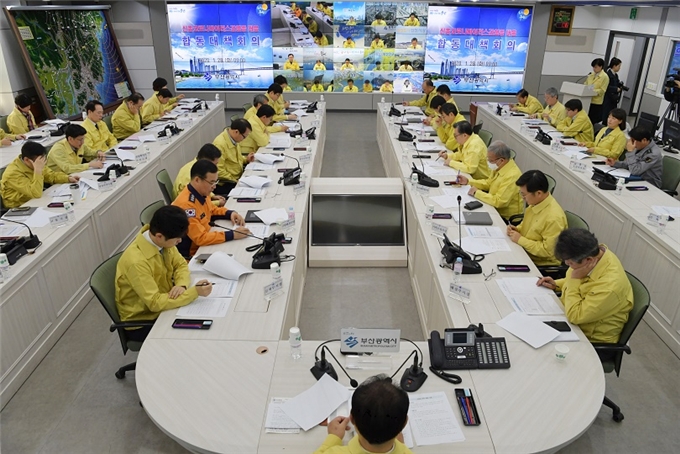 신종 코로나바이러스(우한 폐렴)관련 1월 28일 긴급 관계기관 합동 대책회의를 열고 있다.(사진제공=부산시)